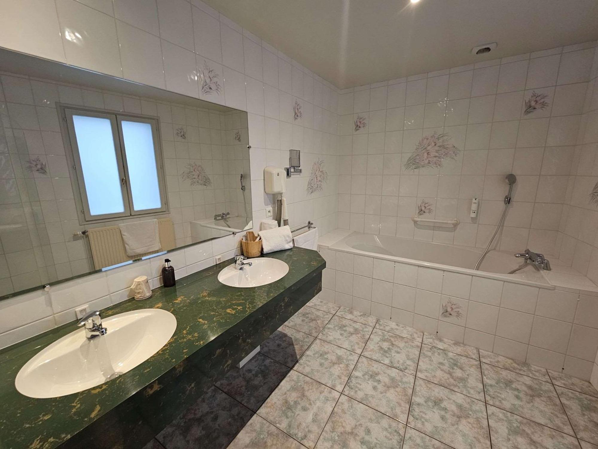 Auberge Du Lac, Sure Hotel Collection By Best Western Mesnil-Saint-Père Kültér fotó