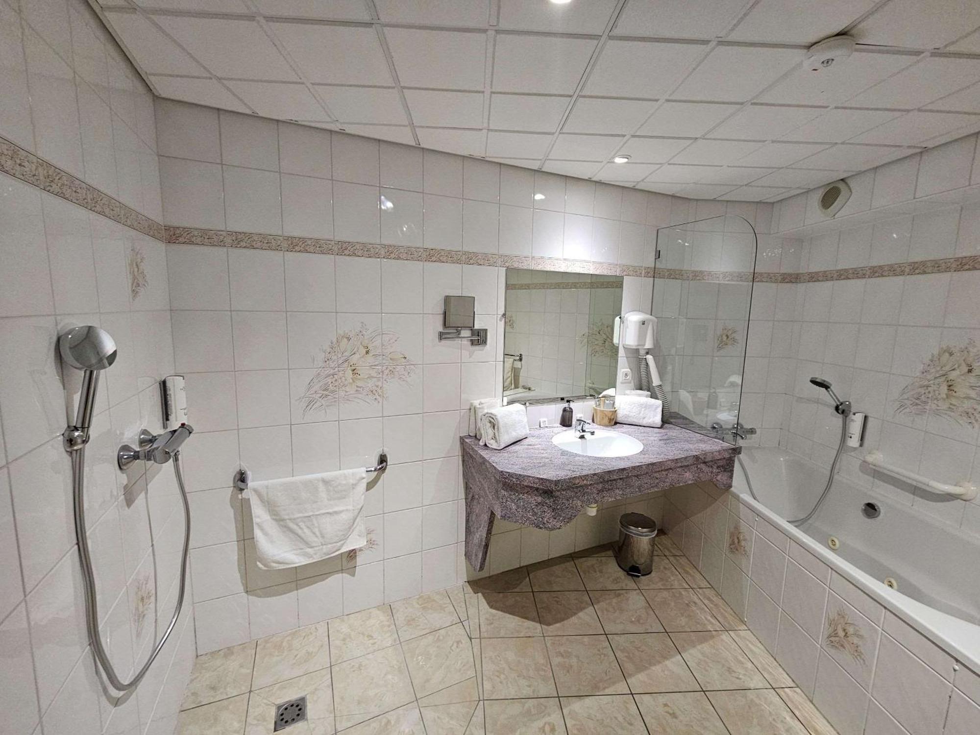 Auberge Du Lac, Sure Hotel Collection By Best Western Mesnil-Saint-Père Kültér fotó